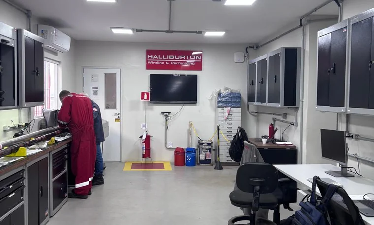 Laboratório WP entregue, com bancadas, armários técnicos e a placa da Halliburton.
