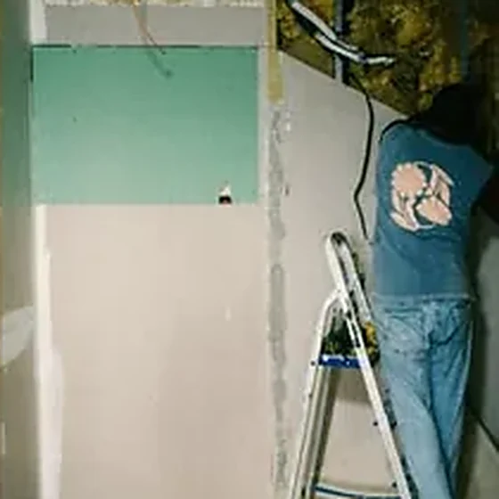 Obra da Clínica Fluence em acabamento, com drywall de área úmida e a equipe em pintura.