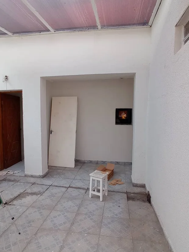 Espaço vazio no início do levantamento, com tripé de medição montado.