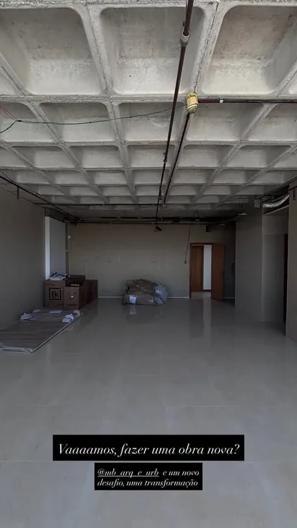 Sala vazia com laje nervurada aparente e instalações à mostra, antes da obra.