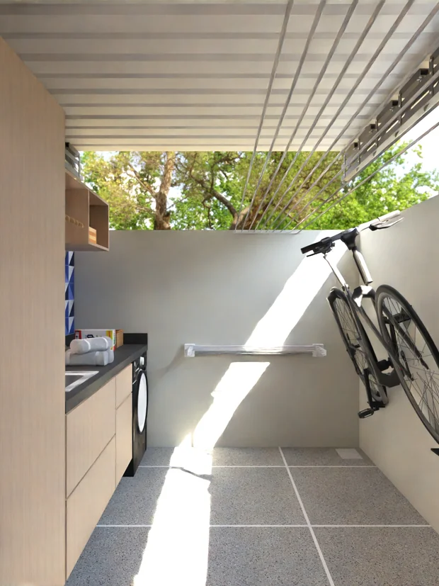 Área externa coberta, com espaço para bicicleta e bancada de apoio.