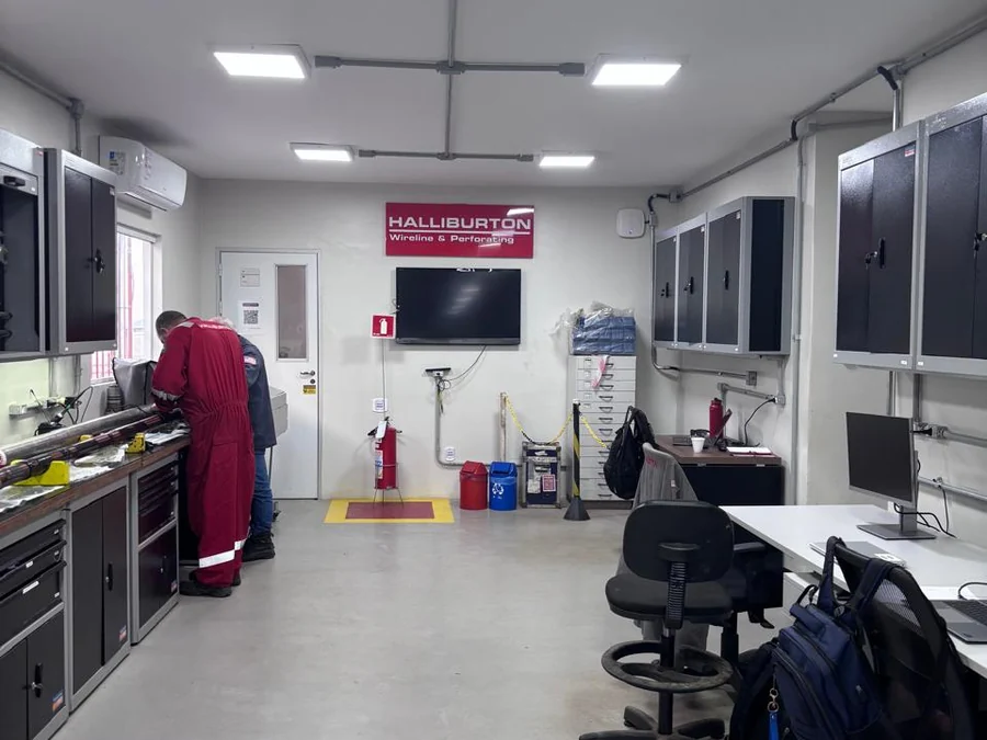 Laboratório WP entregue, com bancadas, armários e a placa da Halliburton ao fundo.